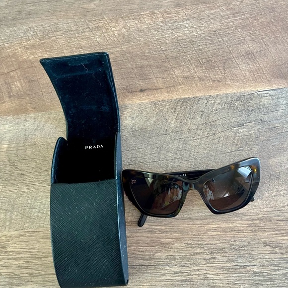 Prada tortoise shell cat eye sunglasses in mint condition - Picture 8 of 8